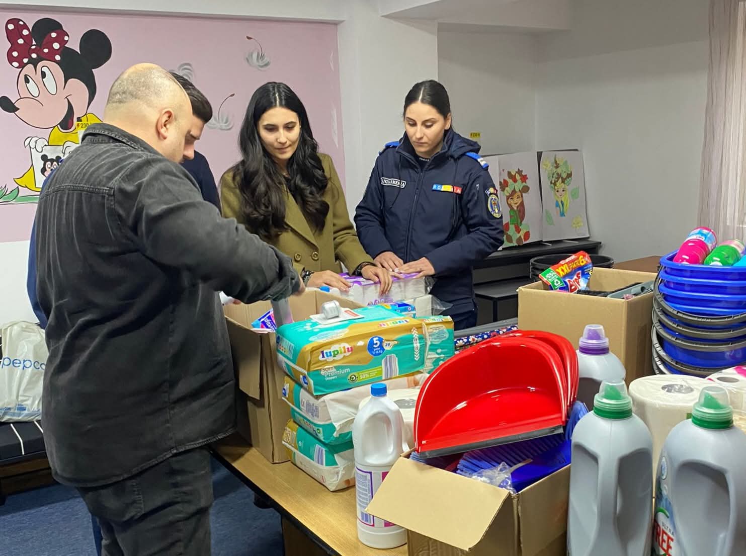 Jandarmii dâmbovițeni aduc zâmbete și speranță în inimile celor aflați în dificultate