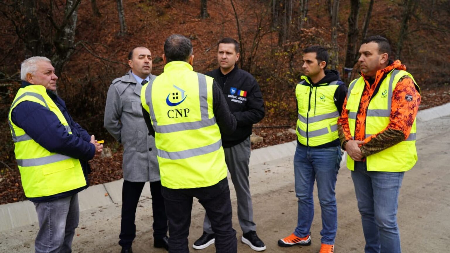 Lucrările de pe DC 115 B, la un pas de finalizare, președintele CJ Dâmbovița, Corneliu Ștefan, în vizită pe teren alături de primarul comunei Iedera