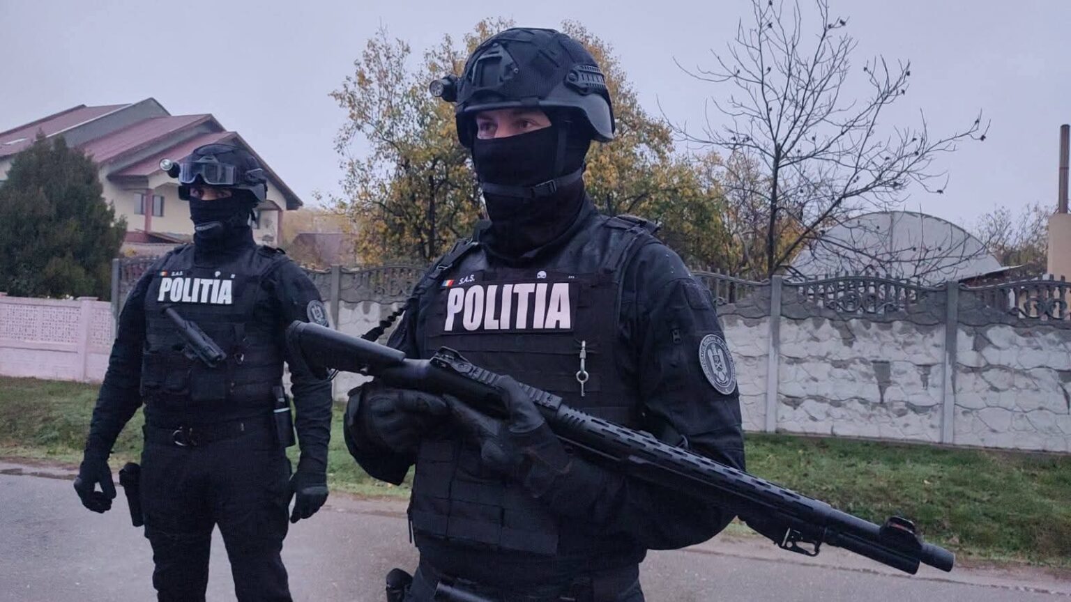 Mafia deșeurilor din Dâmbovița, luată pe sus de mascați și drone Mafia deșeurilor din Dâmbovița, luată pe sus de mascați și drone