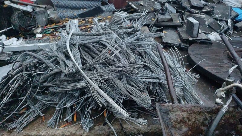 Mafia deșeurilor din Dâmbovița, luată pe sus de mascați și drone