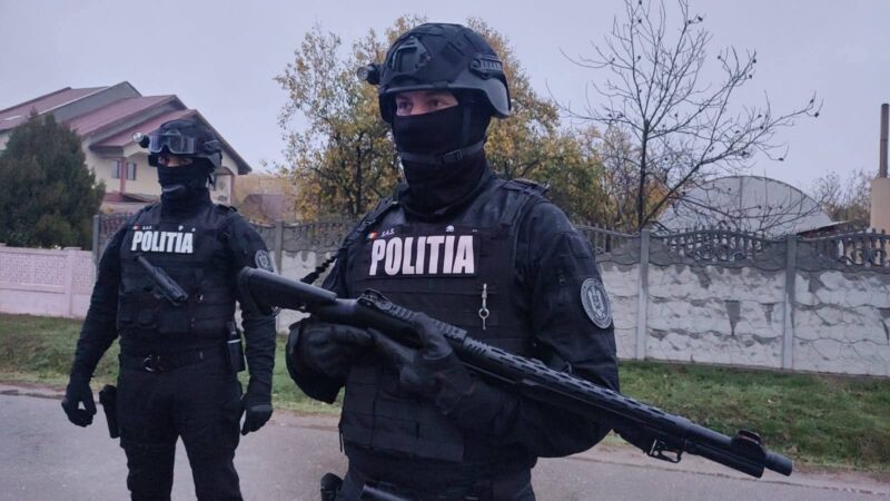 Mafia deșeurilor din Dâmbovița, luată pe sus de mascați și drone