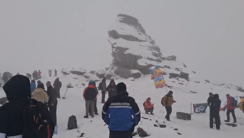 Mister și aventură pe Platoul Bucegi: Sute de turiști au ajuns la Sfinx, în ciuda vremii potrivnice