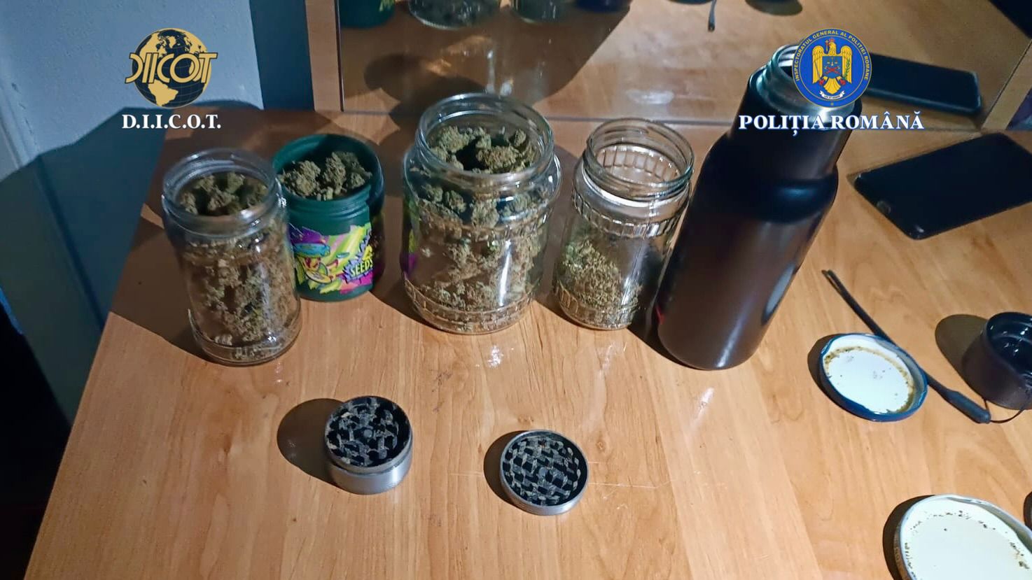 Percheziții în Dâmbovița într-un dosar de trafic de droguri de risc