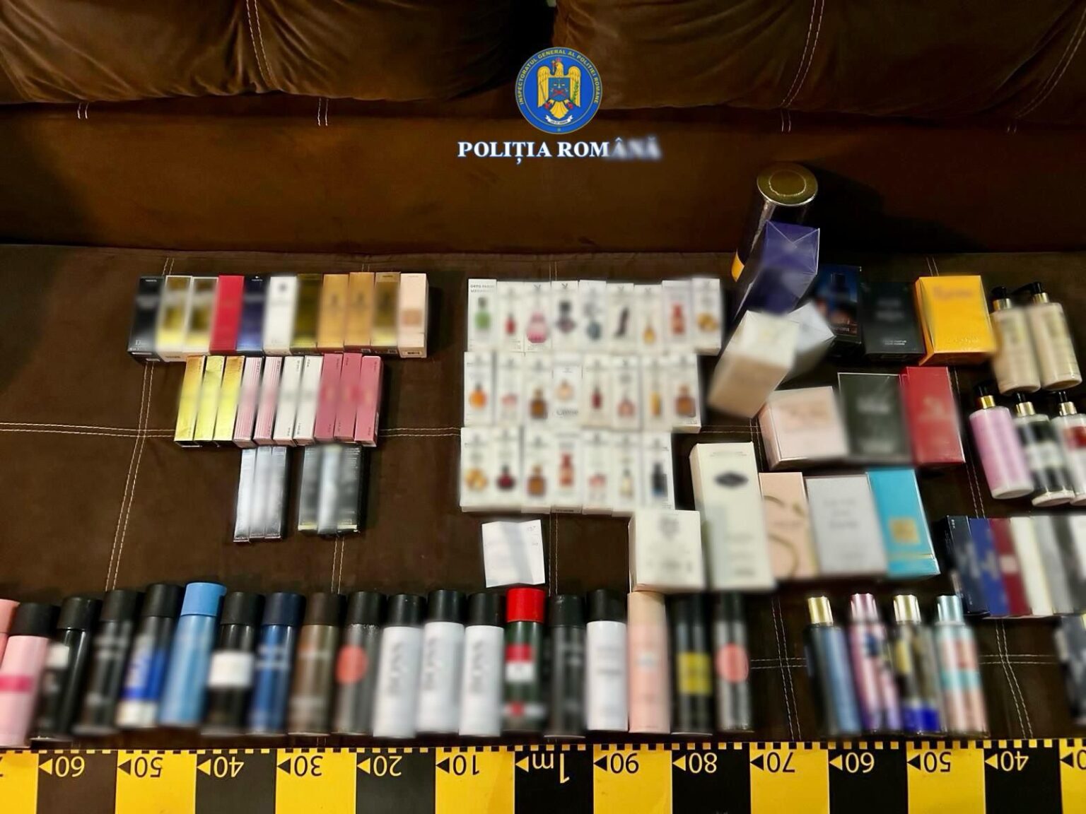 Percheziții în Dâmbovița: Produse contrafăcute în valoare de peste 100.000 de lei, confiscate de polițiști