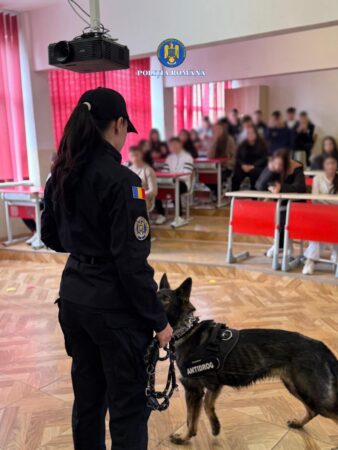 Polițiștii dâmbovițeni îi învață pe elevi despre responsabilitate și prevenirea violenței 