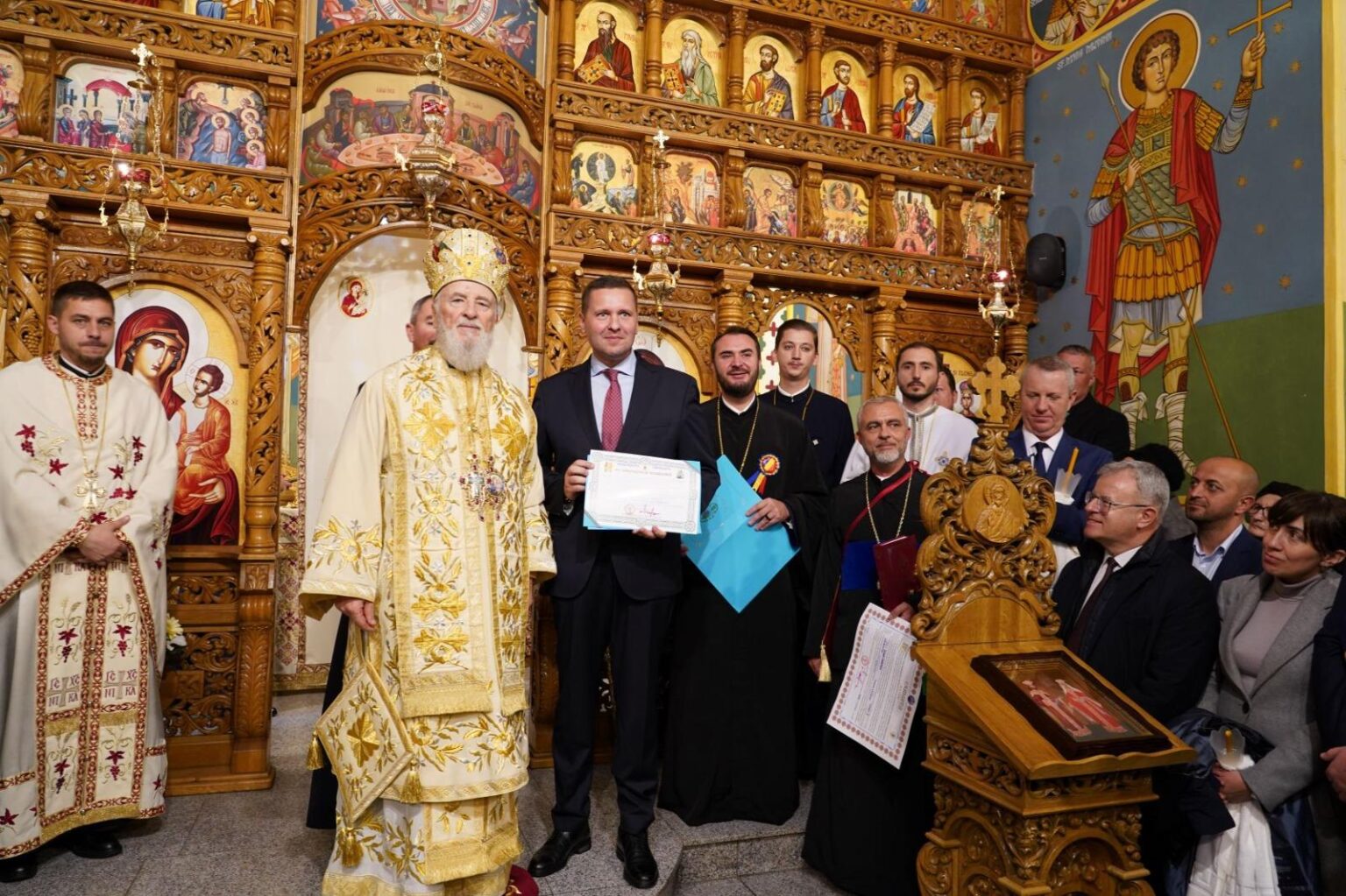 Președintele CJ Dâmbovița, Corneliu Ștefan, la sfințirea Bisericii „Sfinții Împărați Constantin și Elena” din Moreni Președintele CJ Dâmbovița, Corneliu Ștefan, la sfințirea Bisericii „Sfinții Împărați Constantin și Elena” din Moreni