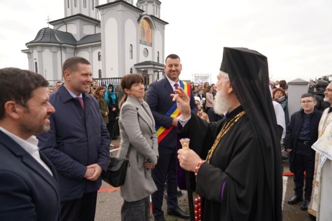 Președintele CJ Dâmbovița, Corneliu Ștefan, la sfințirea Bisericii „Sfinții Împărați Constantin și Elena” din Moreni