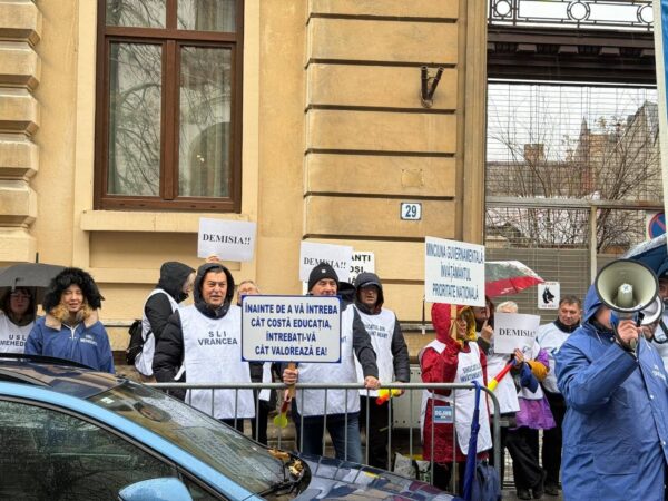 Proteste ale cadrelor didactice față de Legea nr. 141/2025 și măsurile de austeritate Proteste ale cadrelor didactice față de Legea nr. 141/2025 și măsurile de austeritate