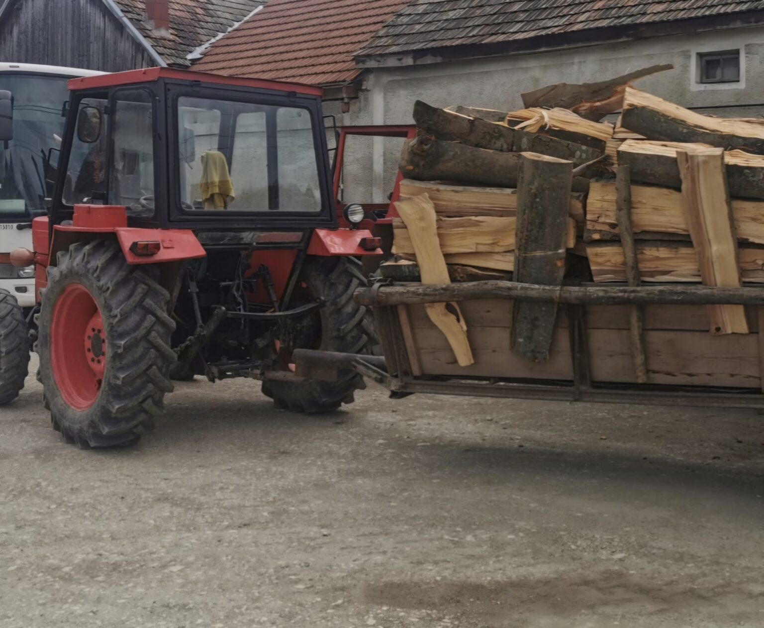 ȘOFER FĂRĂ PERMIS, TRACTOR NEÎNREGISTRAT ȘI LEMNE FĂRĂ ACTE 