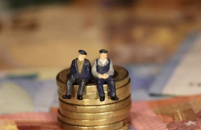 Se interzice cumulul pensiei de serviciu cu salariul în sectorul public