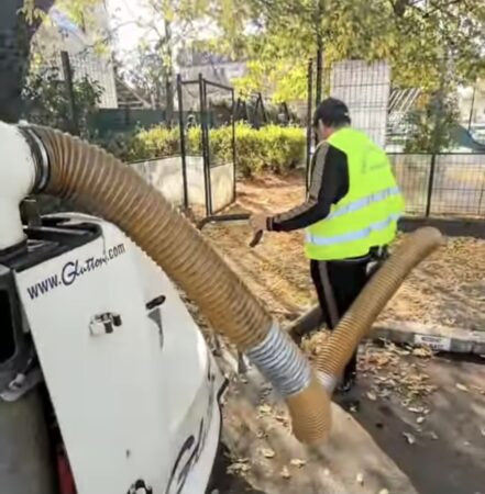 Târgoviște, în haine de toamnă: Echipele de salubritate curăță zilnic frunzele din parcuri și de pe străzi Târgoviște, în haine de toamnă: Echipele de salubritate curăță zilnic frunzele din parcuri și de pe străzi