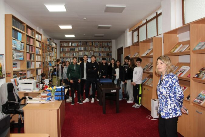 Tinerii liceeni de la Colegiul Economic „Ion Ghica” descoperă universul bibliotecii și impactul rețelelor sociale 