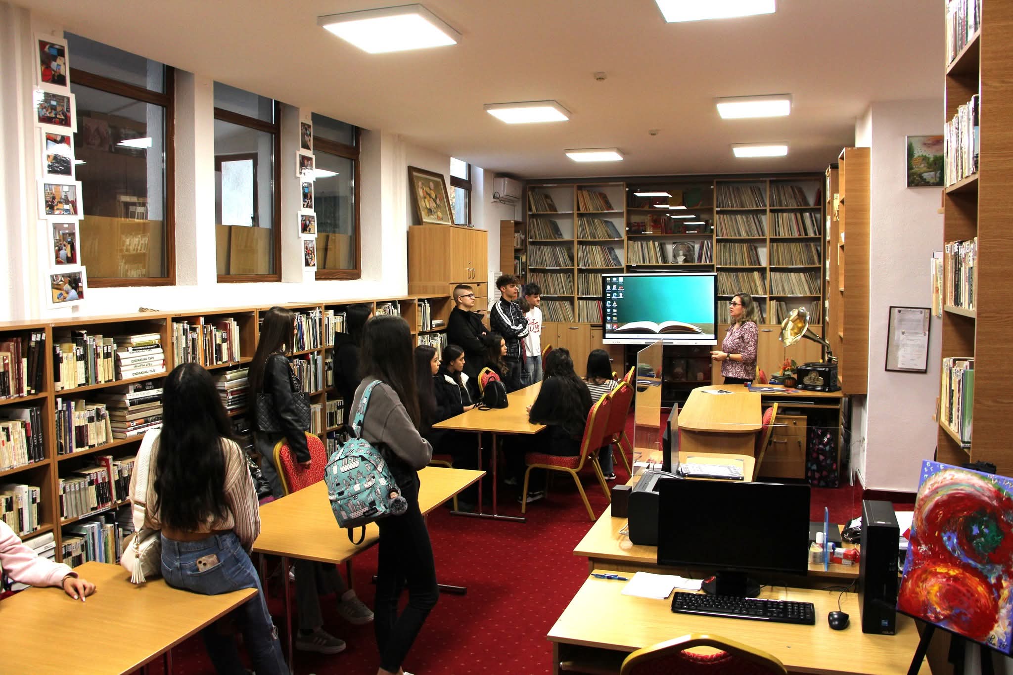 Tinerii liceeni de la Colegiul Economic „Ion Ghica” descoperă universul bibliotecii și impactul rețelelor sociale