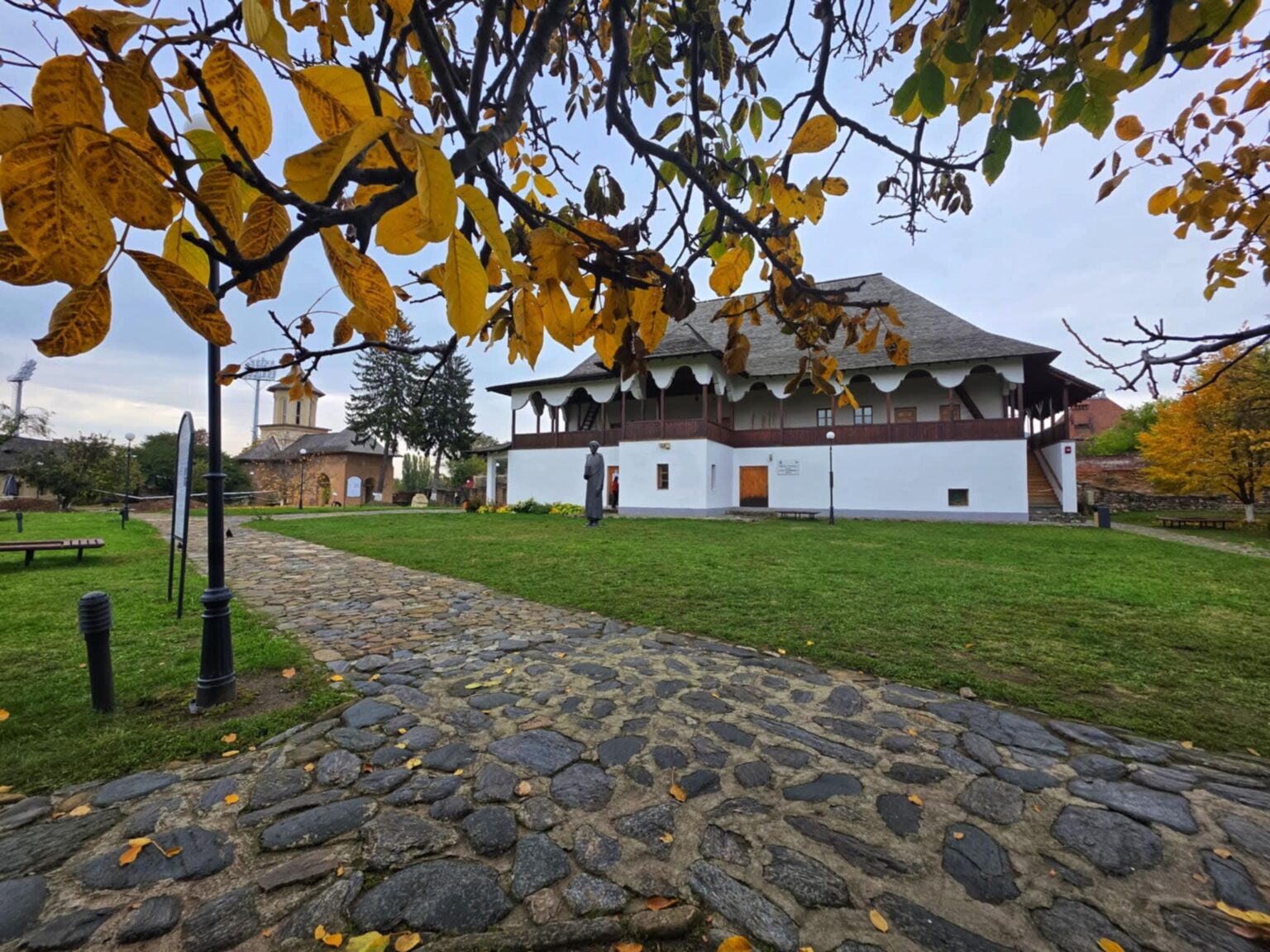 Toamna la Curtea Domnească din Târgoviște – Muzeul Tiparului și al Cărții Vechi Românești