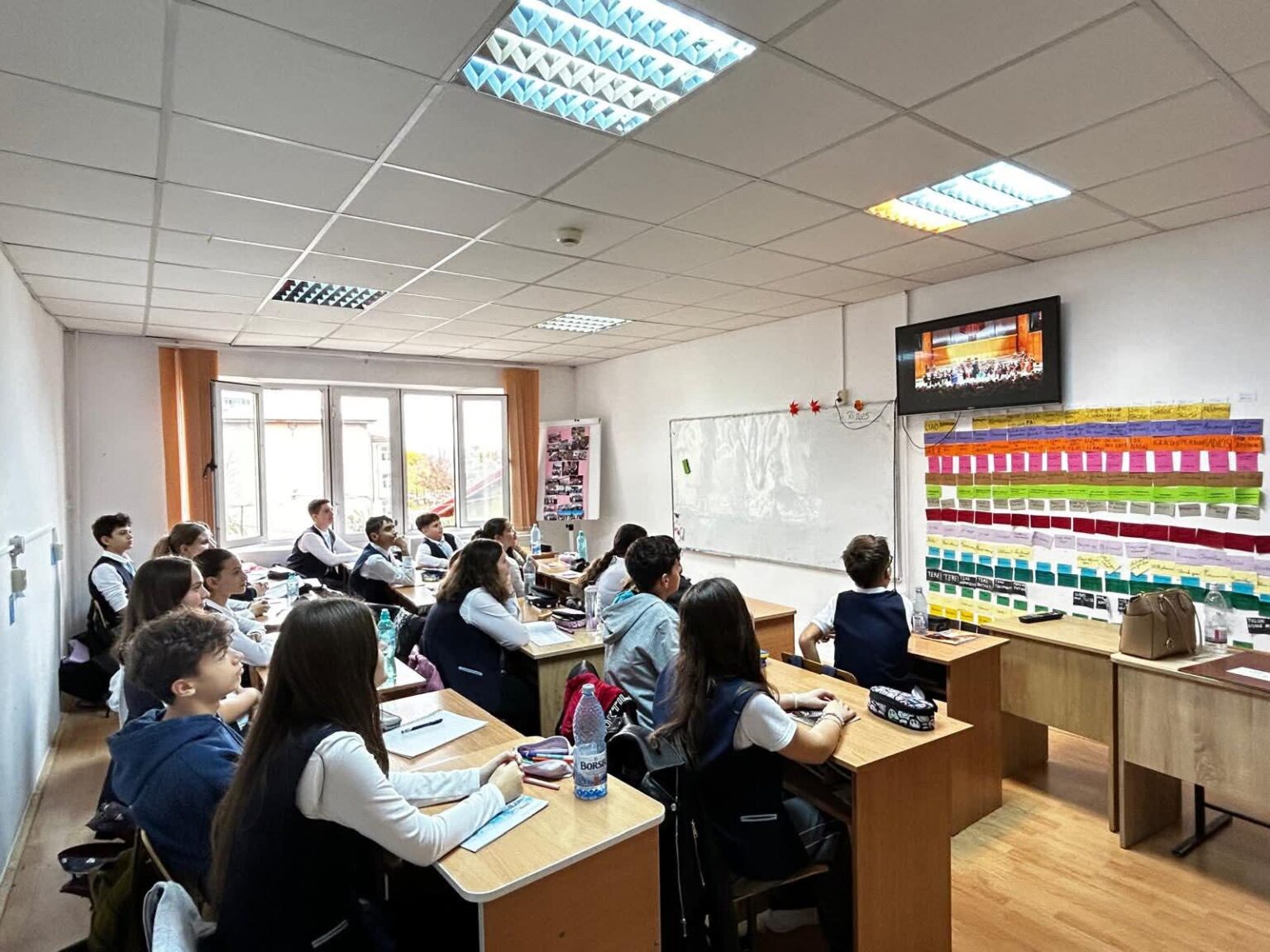 Elevii Școlii „Tudor Vladimirescu” din Târgoviște descoperă magia muzicii prin muzicoterapie și audiție activă