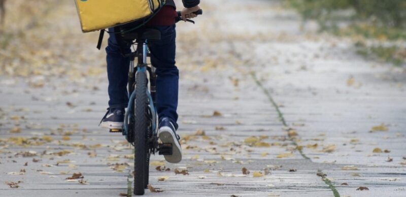 Un nou tip de economie în România: Angajați din primării devin livratori, profesori pe șantier și șoferi de TIR la catedră, totul în numele echilibrului social dictat de Bolojan Un nou tip de economie în România: Angajați din primării devin livratori, profesori pe șantier și șoferi de TIR la catedră, totul în numele echilibrului social dictat de Bolojan