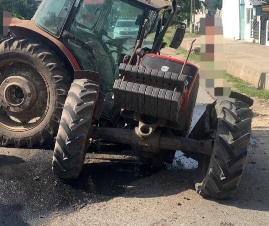 Un șofer beat a ajuns cu tractorul în gard 