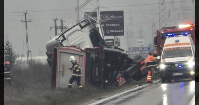 Un tir s-a răsturnat după impactul  cu un autoturism