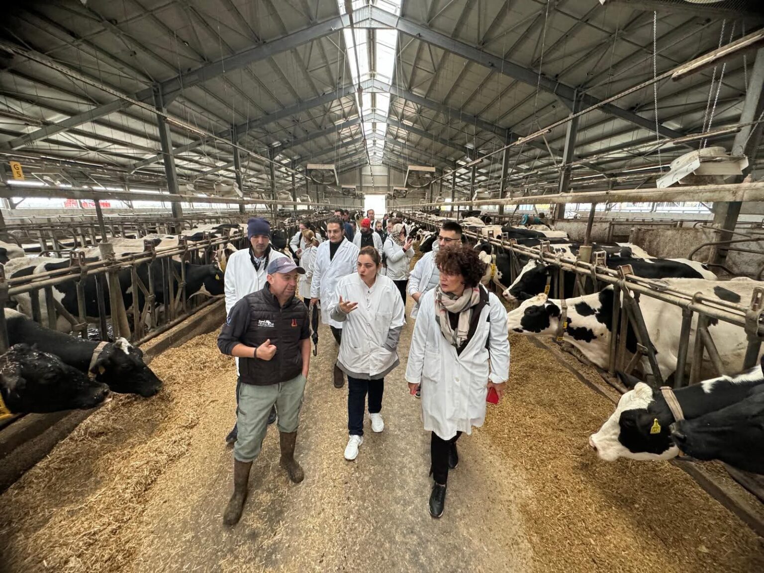 Studenți de la Universitatea Valahia din Târgoviște, în vizită de studii la Ferma ERAGRO Nucet Studenți de la Universitatea Valahia din Târgoviște, în vizită de studii la Ferma ERAGRO Nucet