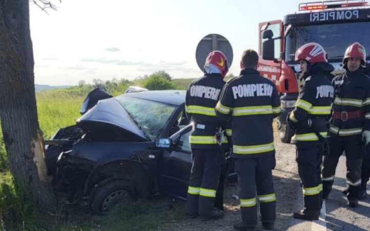 A ajuns cu mașina în copac 