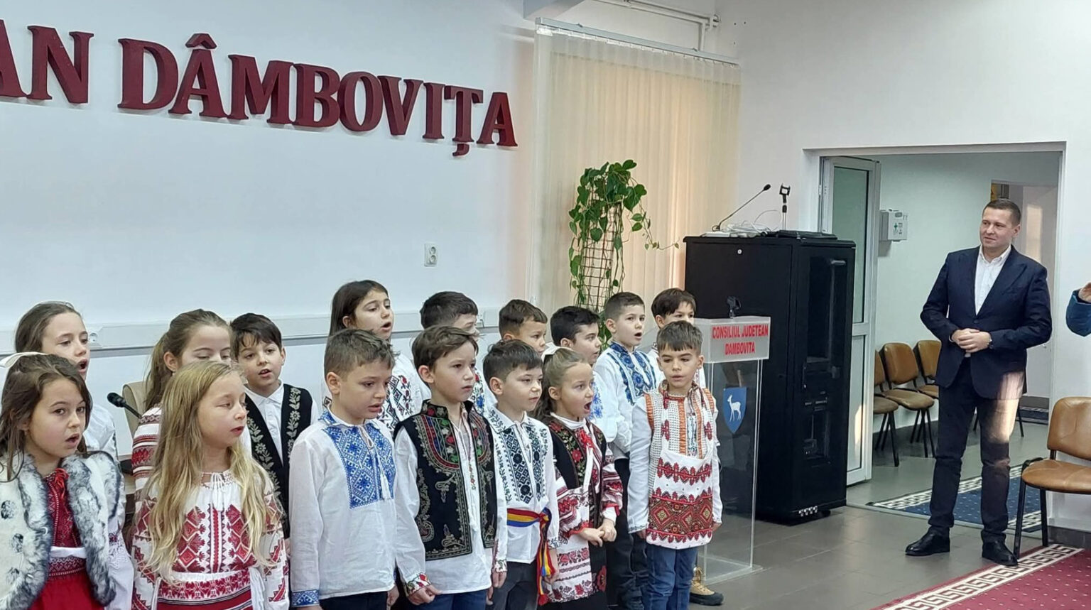 „Alaiul Colindelor” a adus magia sărbătorilor de iarnă la CJ Dâmbovița