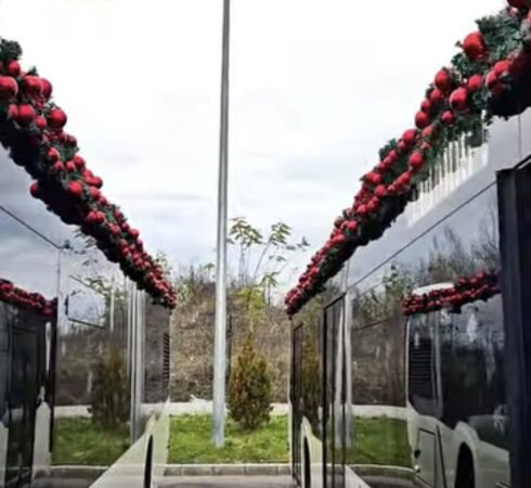 Autobuzele lui Moș Crăciun aduc magia sărbătorilor la Primăria Târgoviște