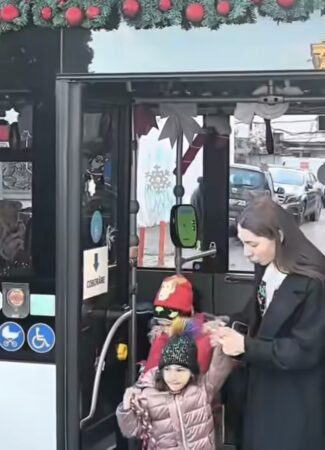  Autobuzul lui Moș Crăciun a adus primii colindători la Primăria Târgoviște 