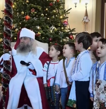  Autobuzul lui Moș Crăciun a adus primii colindători la Primăria Târgoviște 