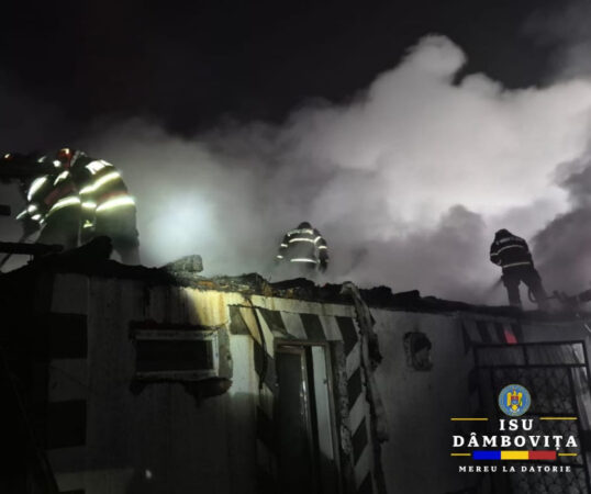 Casă mistuită de flăcări în Valea Lungă 