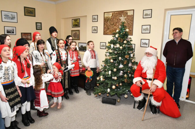 Colind și tradiție la Primăria Răcari – Corul de Tradiție Creștină „Colacu” a adus  magia sărbătorilor 