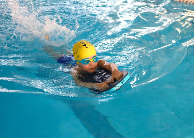 Competiție și spirit de sărbătoare la Cupa Moș Crăciun la Înot din Târgoviște