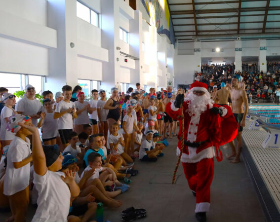 Competiție și spirit de sărbătoare la Cupa Moș Crăciun la Înot din Târgoviște