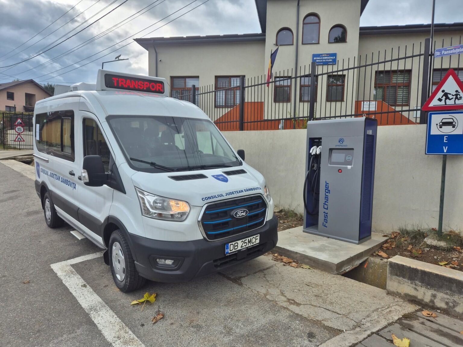 Comuna Malu cu Flori  beneficiază de un microbuz școlar nou