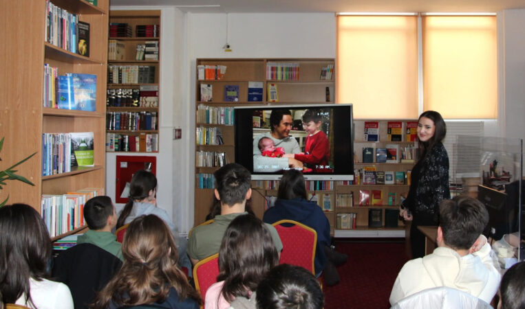Elevii Colegiului „Constantin Cantacuzino” au descoperit magia Crăciunului prin film Elevii Colegiului „Constantin Cantacuzino” au descoperit magia Crăciunului prin film