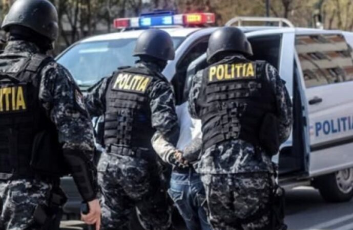 Doi bărbați reținuți pentru furt și conducerea unui vehicul fără permis, la Răcari