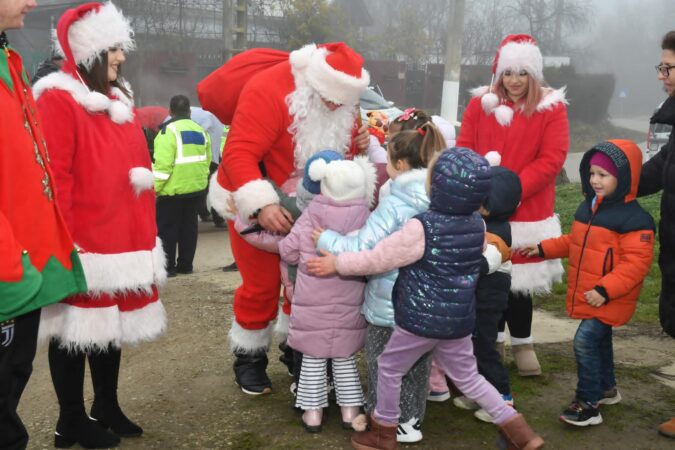 Drumul lui Moș Crăciun prin comunitatea Răcari – emoții, colinde și amintiri de neuitat