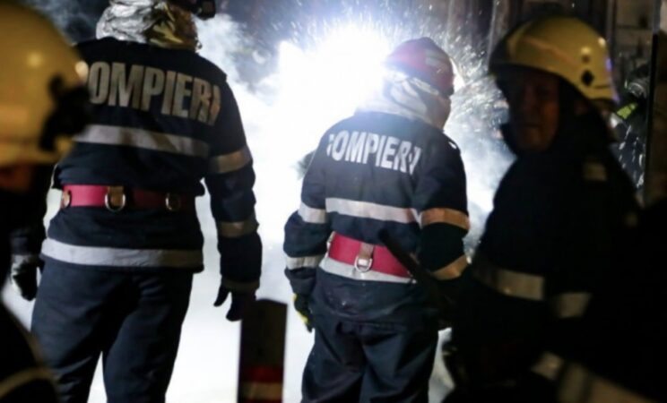  Incendiu la un apartament din Târgoviște, o persoană  cu arsuri și alte 11 persoane autoevacuate