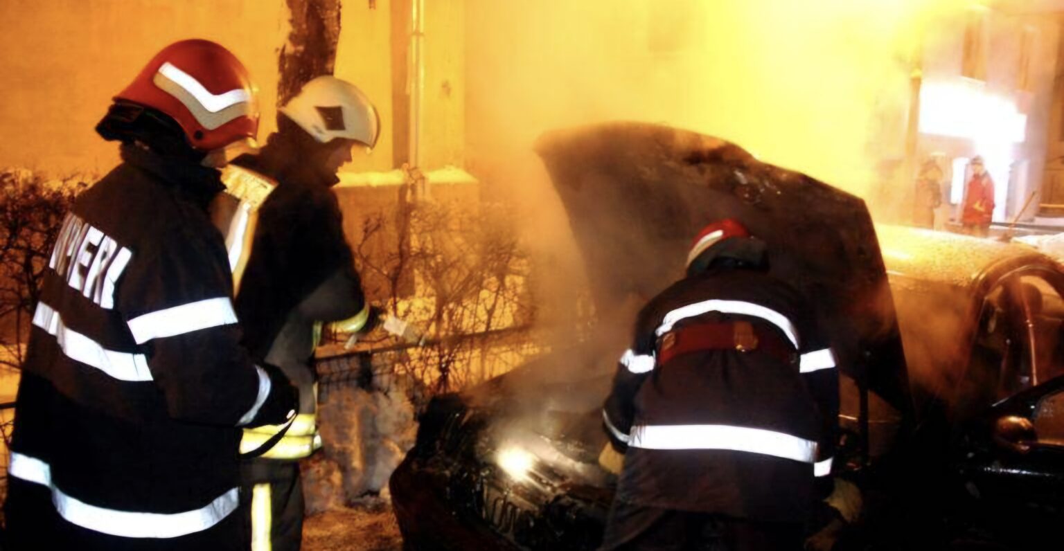  Incendiu la un autoturism în Târgoviște, pompierii au intervenit rapid