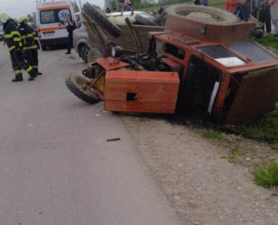 La un pas de moarte: Un tractor s-a izbit de un autoturism – doi copii și un bărbat, răniți La un pas de moarte: Un tractor s-a izbit de un autoturism – doi copii și un bărbat, răniți