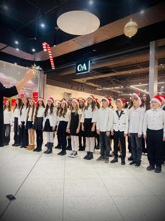 Magia Crăciunului la Dâmbovița Mall: Elevii Liceului de Arte „Bălașa Doamna” au încântat publicul cu un concert de colinde