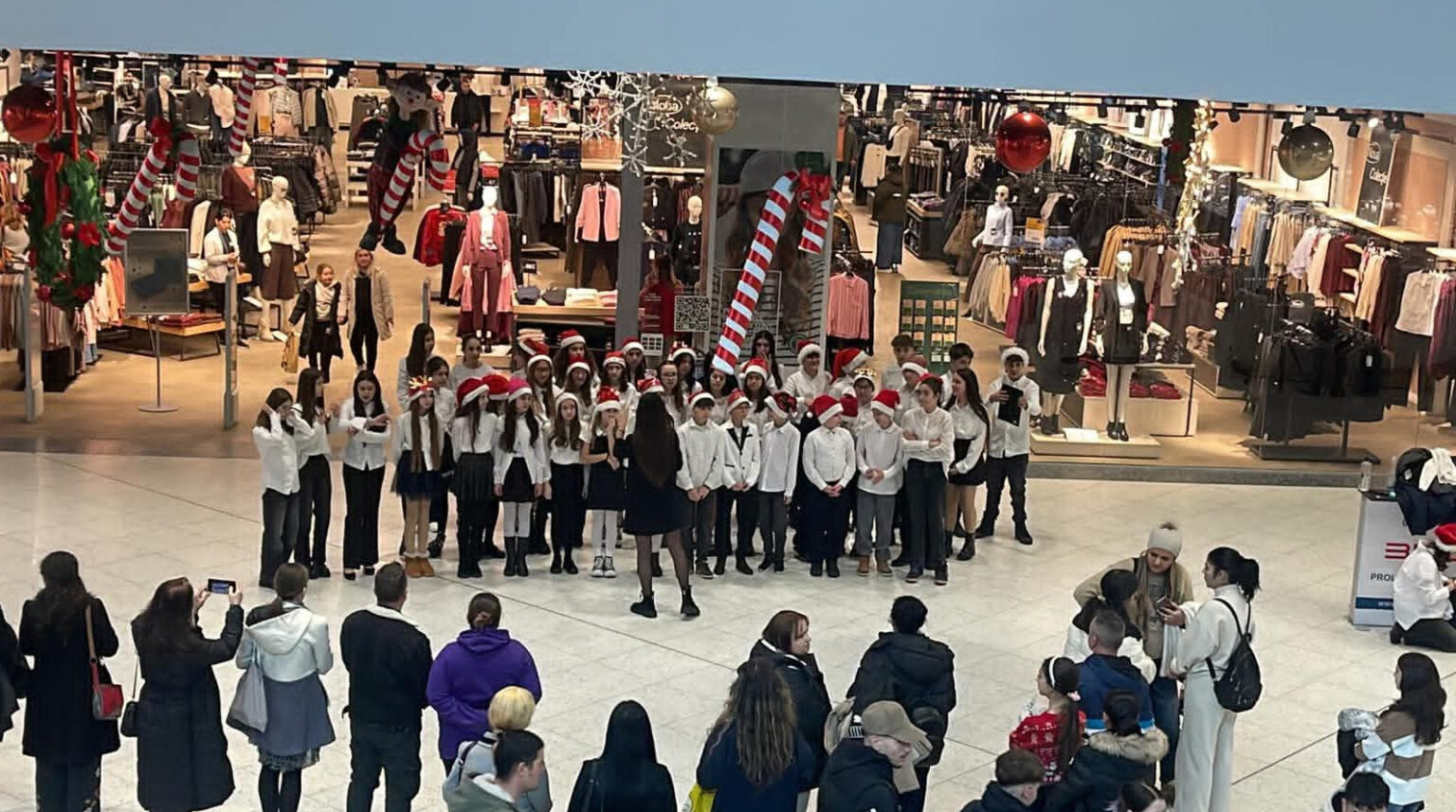 Magia Crăciunului la Dâmbovița Mall: Elevii Liceului de Arte „Bălașa Doamna” au încântat publicul cu un concert de colinde Magia Crăciunului la Dâmbovița Mall: Elevii Liceului de Arte „Bălașa Doamna” au încântat publicul cu un concert de colinde
