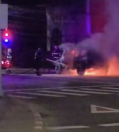 Mașină cuprinsă de flăcări în miez de noapte, la Târgoviște
