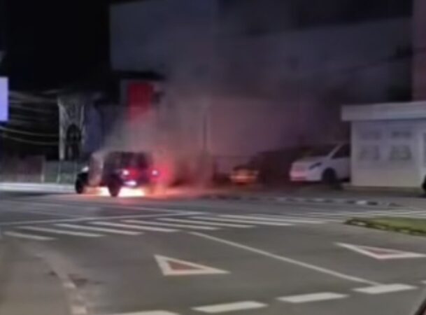 Mașină cuprinsă de flăcări în miez de noapte, la Târgoviște