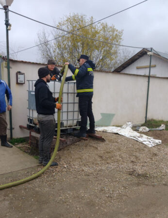  Măsuri continue pentru sprijinirea populației din Moreni: peste 21.500 litri de apă distribuiți până acum
