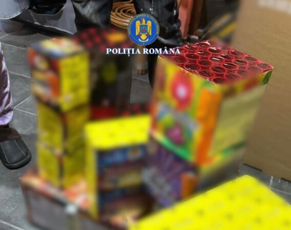 Percheziții în Târgoviște: Polițiștii au indisponibilizat sute de kilograme de articole pirotehnice 