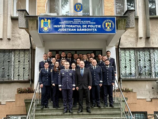 Polițiști dâmbovițeni avansați în grad profesional de Ziua Națională Polițiști dâmbovițeni avansați în grad profesional de Ziua Națională
