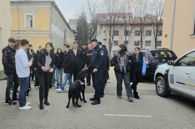 Siguranța elevilor, prioritate pentru jandarmii dâmbovițeni