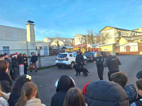  Siguranță și responsabilitate în școli: Jandarmii și polițiștii dâmbovițeni, alături de elevi la  Colegiul „Constantin Carabella”