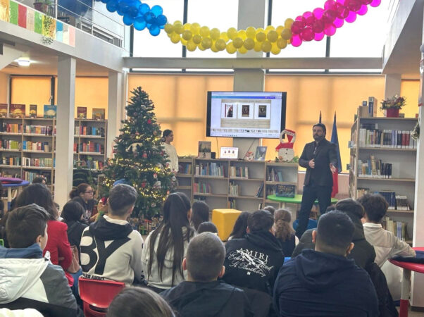 Întâlnire captivantă între pandurii de la Școala Gimnazială "Tudor Vladimirescu" și scriitorul Vasile Lupașc Sfinteș, la Biblioteca Județeană Dâmbovița