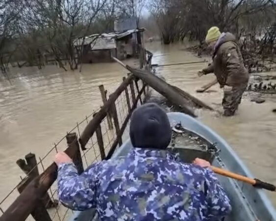Viitură puternică  în satul Ionești, comuna Petrești: Complex piscicol distrus, fermieri disperați, localnicii acuză manevre la baraje